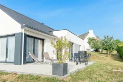 Autre vue du jardin et de la terrasse de la location à Baden