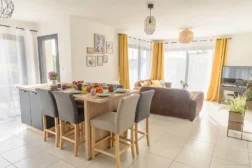 Salon et salle à manger de la location les 7 îles à Baden