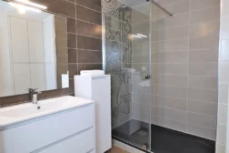Salle de bain avec douche à l'italienne du logement en LCD Le Bondon