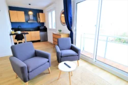 Vue du séjour et de la cuisine en arrière plan du studio L'écrin à Vannes