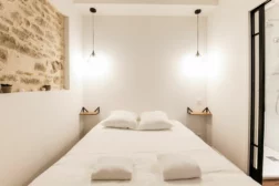 Vue de face de la chambre de la location l'hermine à Vannes