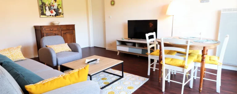 Espace séjour et salle à manger du logement Holavre à Arradon