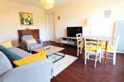 Espace salon et salle à manger du logement Holavre à Arradon