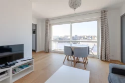 Salon, séjour et vue sur balcon de l'appartement La Vigie à Vannes
