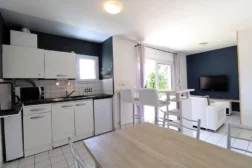 Vue sur la cuisine et le salon du logement Lancelot à Vannes