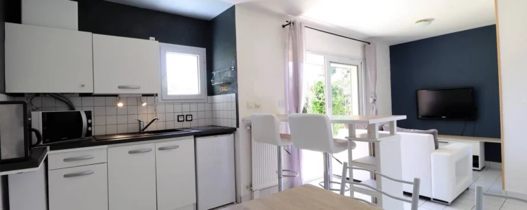 Vue sur les espaces cuisine et salon du logement Lancelot à Vannes format paysage