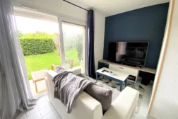 Salon avec vue sur le jardin du logement Lancelot à Vannes