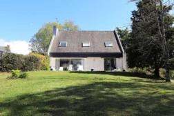 Vue depuis le jardin sur la location La Maison Du Golfe à Séné