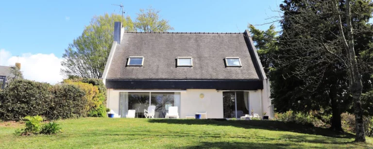 Vue du jardin et de la maison de la location La Maison Du Golfe à Séné format paysage