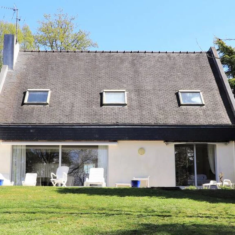 Vue du jardin et de la maison de la location La Maison Du Golfe à Séné format paysage