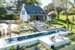 Vu complète de la maison Villa Mané et ses espaces extérieurs avec piscine