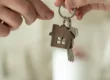 échange de clé de main en main avec porte clef maison